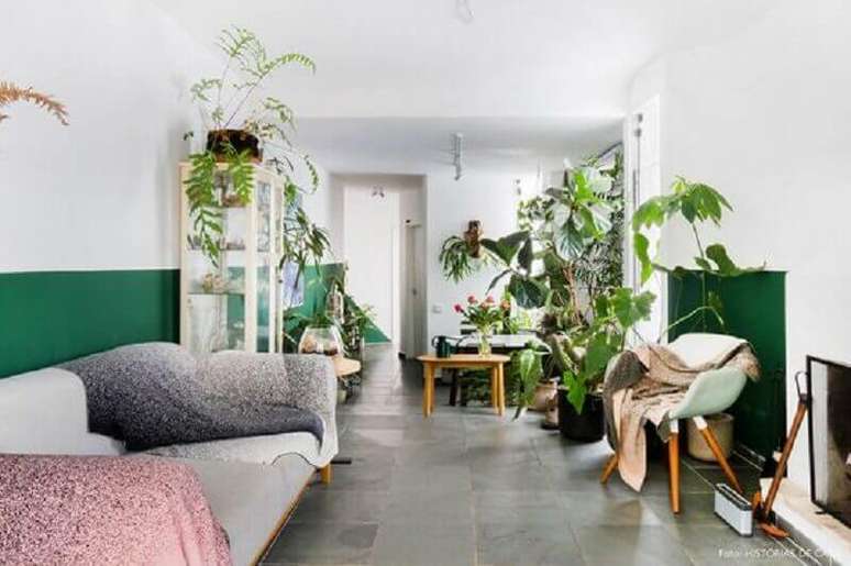 26. Decoração simples para sala verde e branca com vários vasos de plantas – Foto: Histórias de Casa