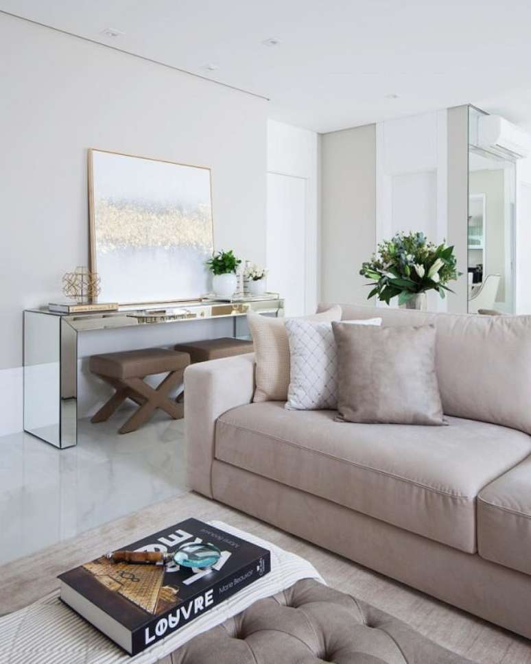 3. O aparador de sala espelhado complementa com sofisticação a decoração da sala de estar. Fonte: Monise Rose Arquitetura