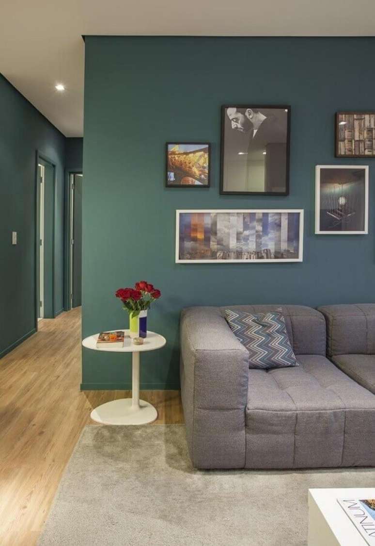 31. Quadros de parede para decoração de sala verde e cinza com mesa branca lateral – Foto: Pinterest