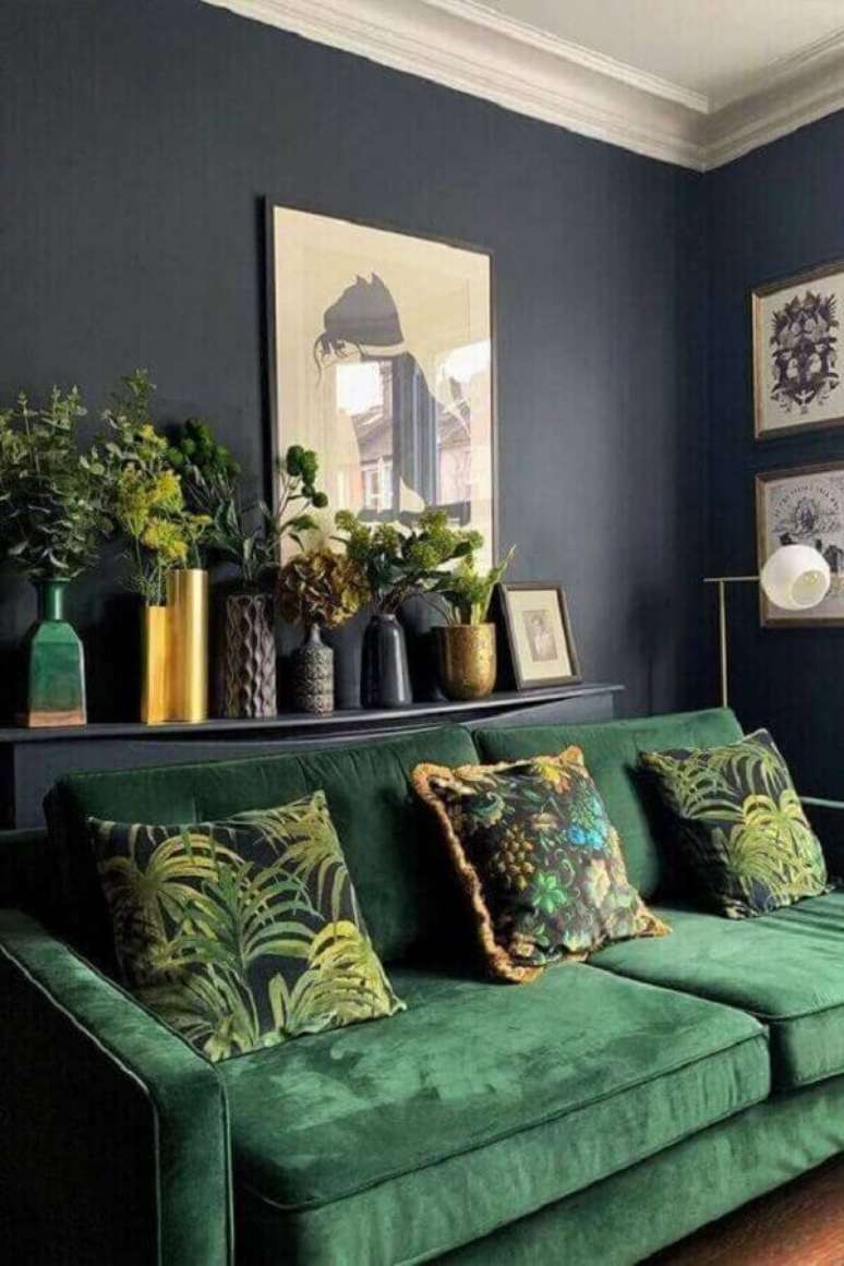 33. Sala verde decorada com parede cinza escura e almofadas estampadas – Foto: Luxury Art Design