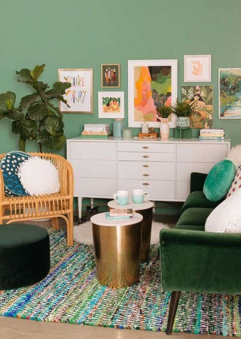 34. Sala verde água decorada com cômoda branca e vários quadros de parede – Foto: Pinterest