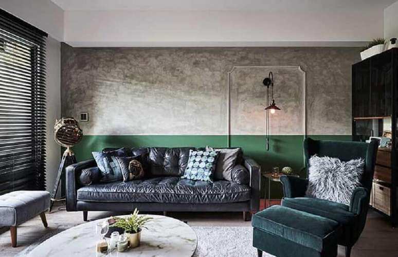 37. Sala verde e cinza moderna decorada com parede de cimento queimado – Foto: White Interior Design