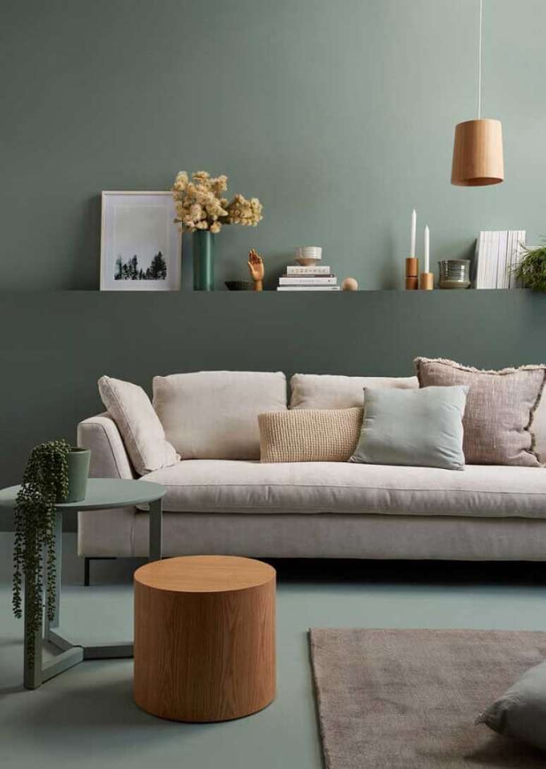39. Sala verde decorada com sofá off white – Foto: Homes to Love