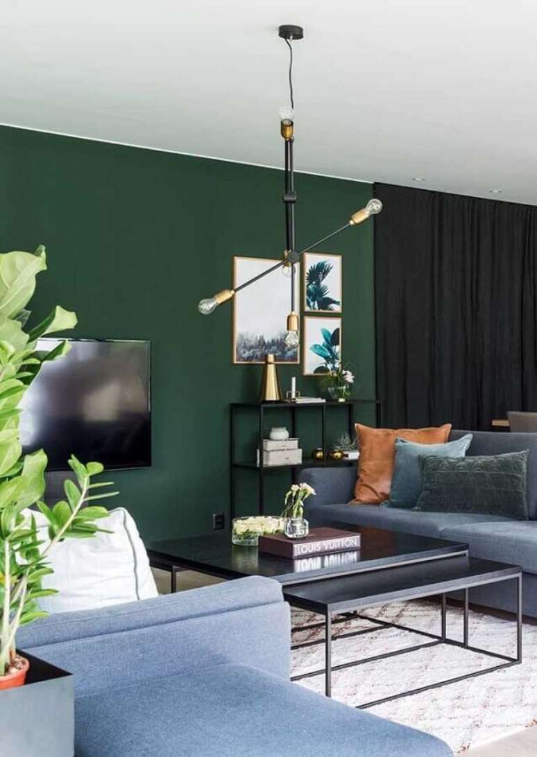 40. Sala verde moderna decorada com sofá cinza e luminária pendente arrojada – Foto: Futurist Architecture