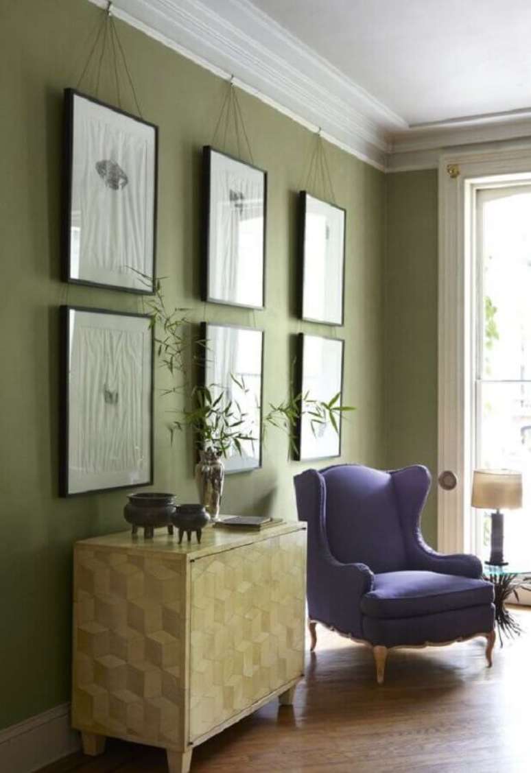 41. Sala verde musgo decorada com poltrona roxa – Foto: Design Home Decor