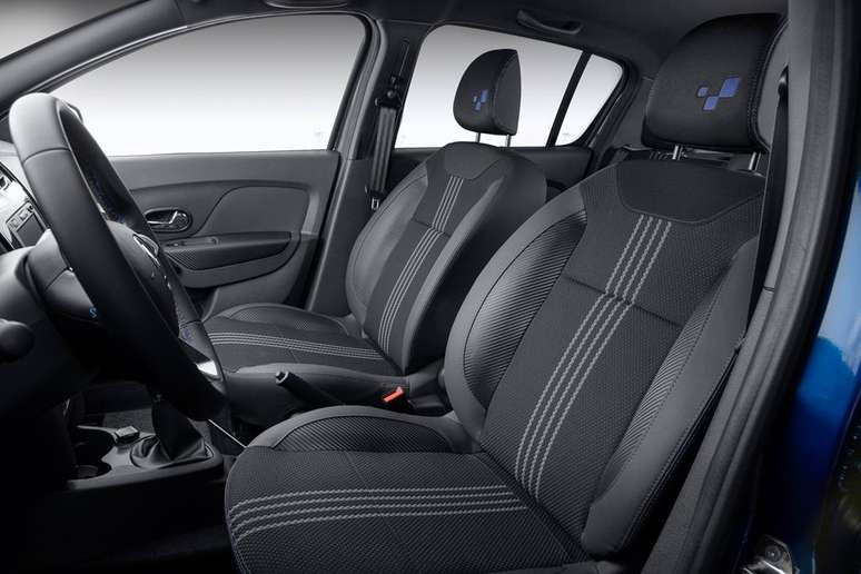 Bancos t&ecirc;m acabamento exclusivo com assinatura da Renault Sport.