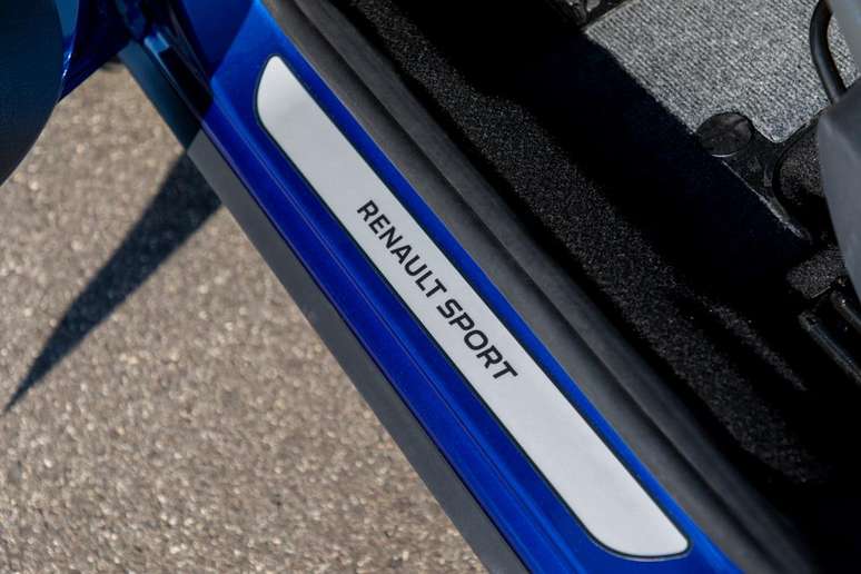 Na soleira da porta, um dos detalhes est&eacute;ticos do Renault Sandero GT Line.