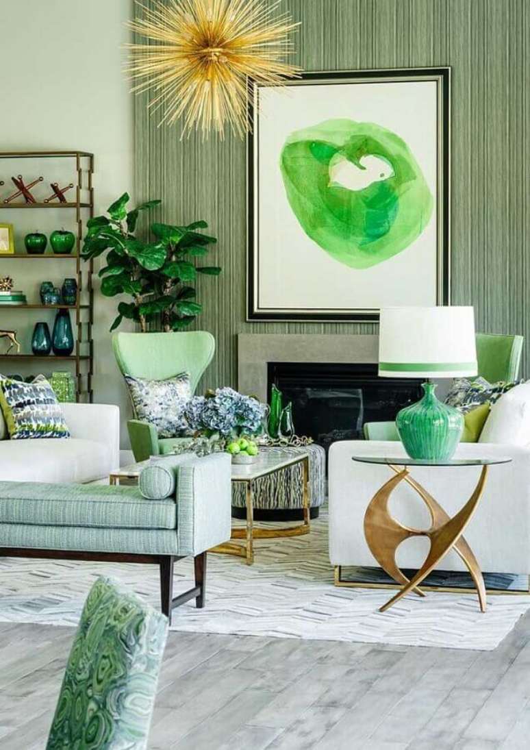 44. Sofá branco e papel de parede listrado para decoração de sala verde – Foto: Pinterest