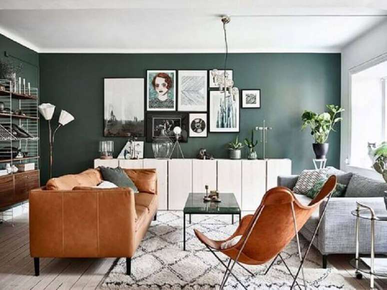 45. Sofá cinza e sofá marrom para decoração de sala verde e branca – Foto: Futurist Architecture