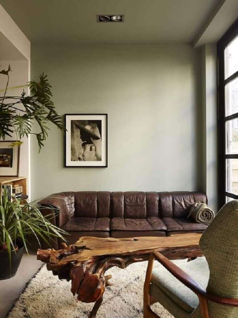 46. Sofá de couro marrom escuro para decoração de sala verde musgo – Foto: Pinterest