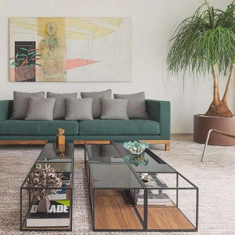 48. Decora&ccedil;&atilde;o neutra com v&aacute;rias almofadas cinza para sof&aacute; verde &ndash; Foto: Carolina Rocco