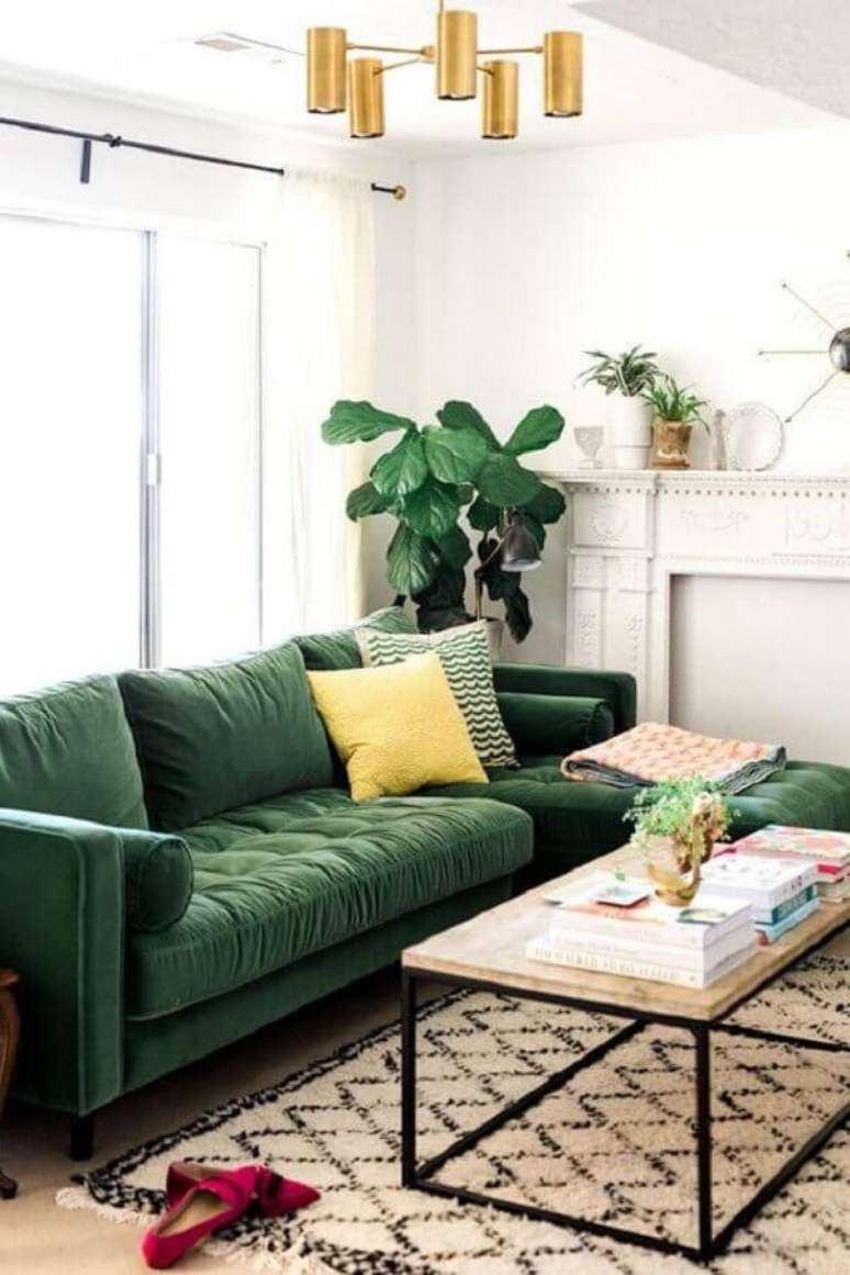 49. Sof&aacute; para decora&ccedil;&atilde;o de sala verde e branca &ndash; Foto: MeuEstiloDecor