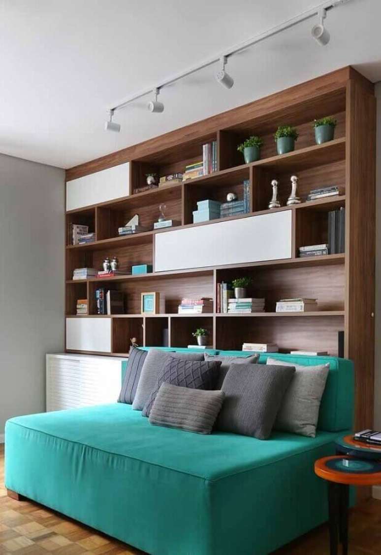 50. Sofá para sala verde água e branca com estante planejada de madeira – Foto: Pinterest