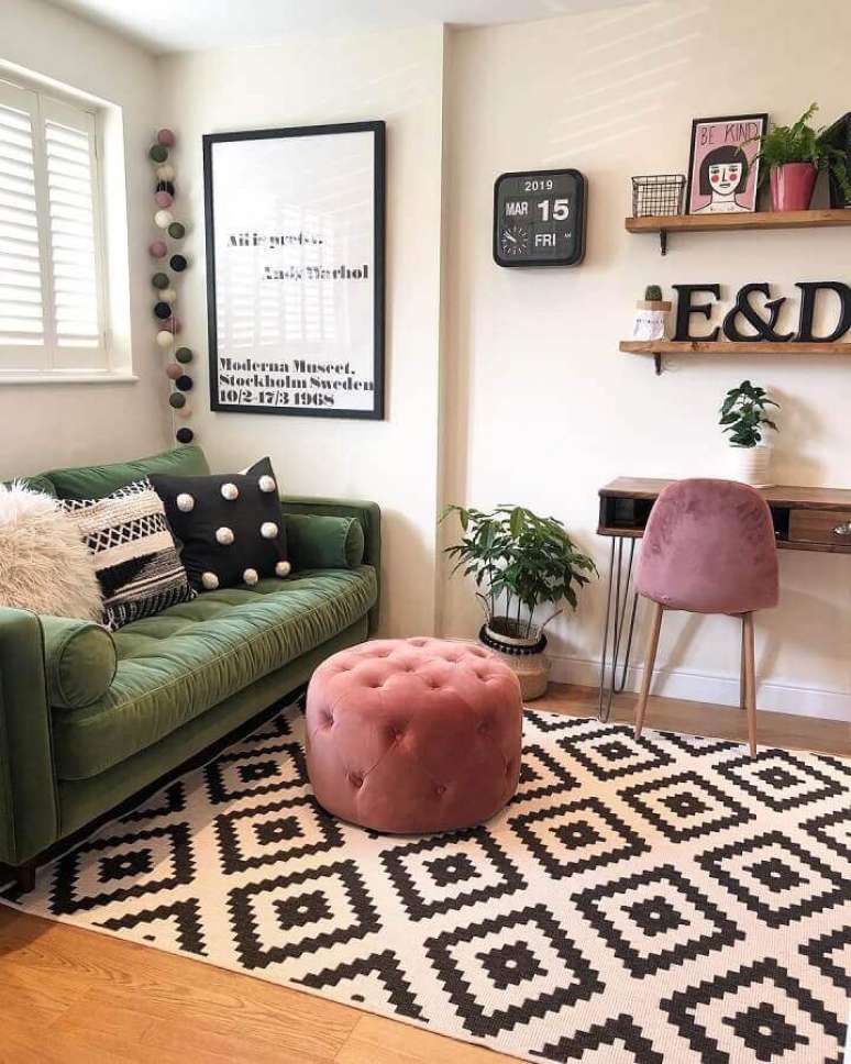51. Sofá para sala verde e branca decorada com puff rosa e tapete preto e branco – Foto: Eli Interiores