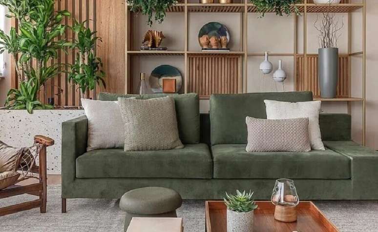 53. Sofá verde musgo para decoração de sala com nichos de madeira – Foto: As Design Arquitetura