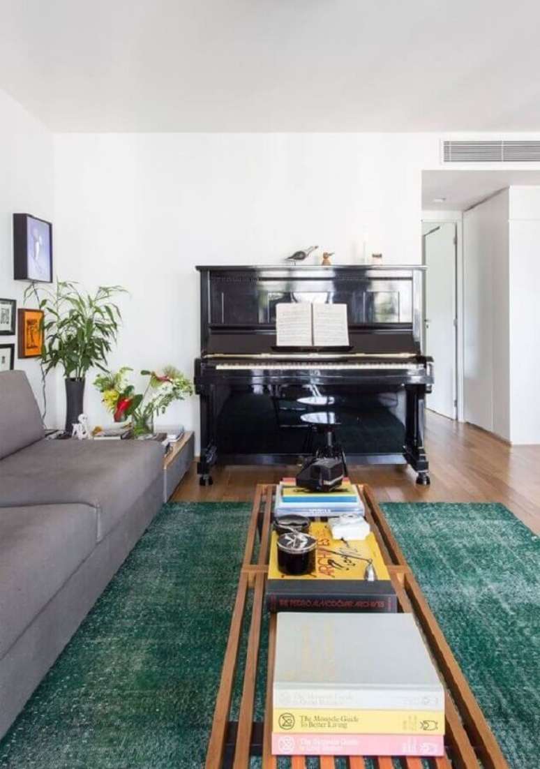 54. Tapete de sala verde com sofá cinza – Foto: Pinterest
