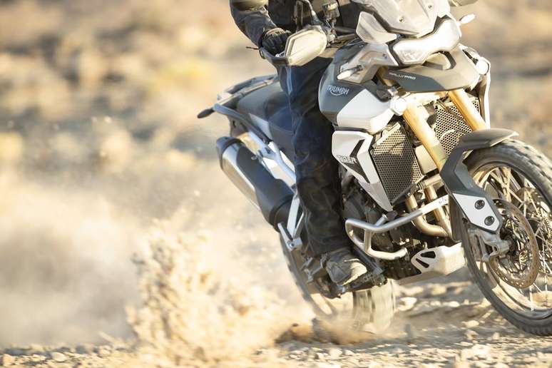 Tiger 900 Rally Pro teve melhorias na posi&ccedil;&atilde;o de pilotagem.