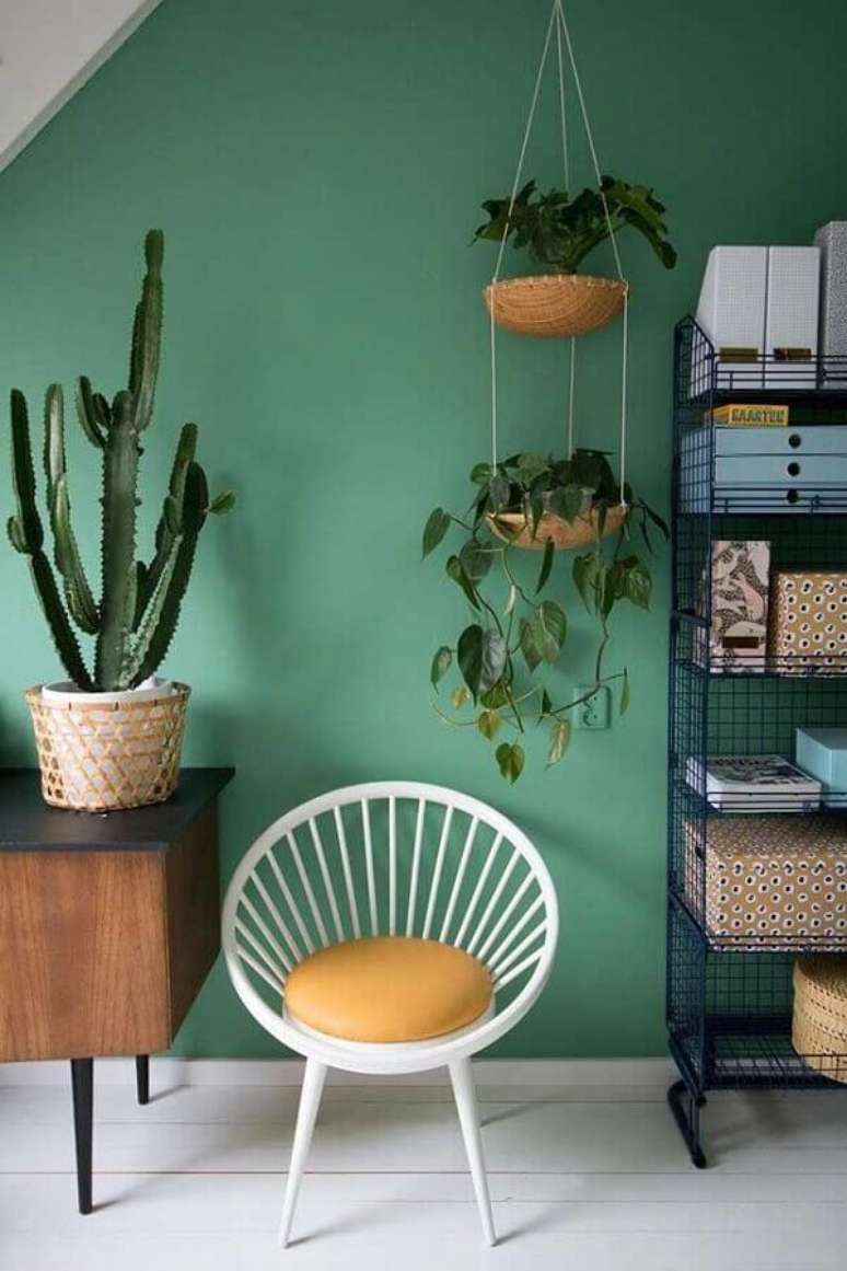 55. Vasos de plantas e rack de madeira para sala verde – Foto: Colomb Design