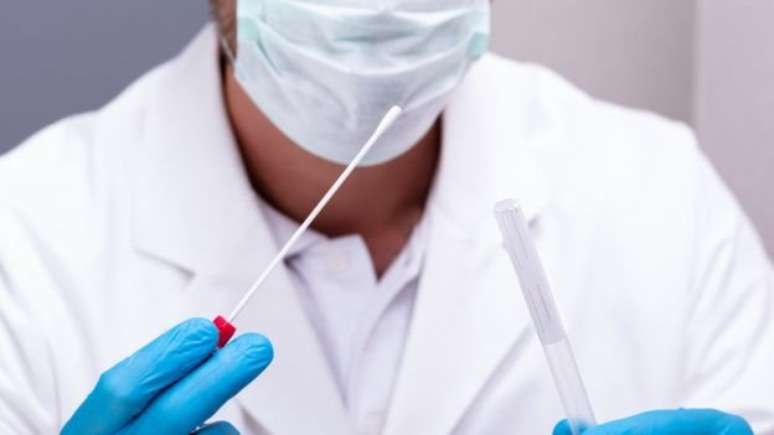 Idosos farão teste do tipo PCR, ou testes moleculares, feitos a partir da coleta de secreções respiratórias, na faringe ou na laringe, com uso de um cotonete com haste flexível