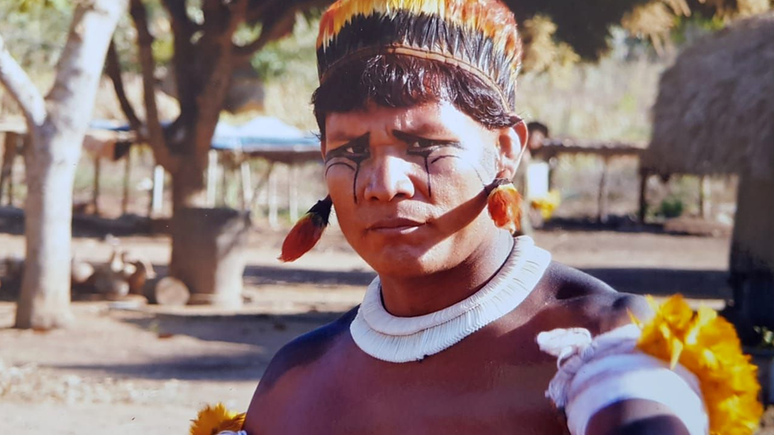 Yawalapiti, a língua original da etnia do Alto Xingu, sobrevive hoje na voz de apenas três homens, todos já em torno dos 70 anos