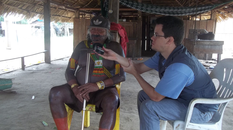 Carvalho entrevistando indígena da etnia Xicrin