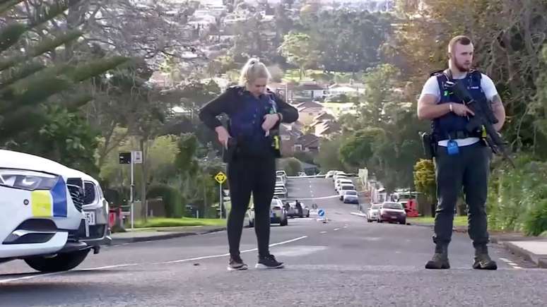 Policiais em bloqueio de trânsito em Auckland
19/06/2020 TVNZ via REUTERS TV 