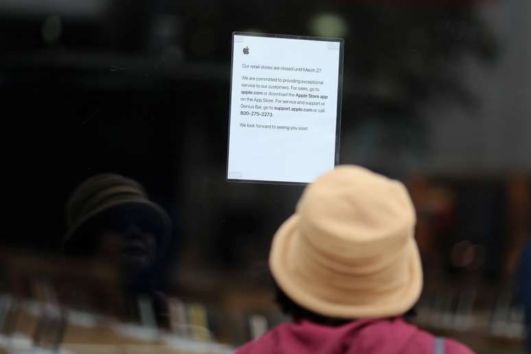 Aviso da Apple sobre loja fechada em Santa Monica, Califórnia (EUA) 
16/03/2020
REUTERS/Lucy Nicholson