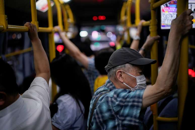 Passageiros em ônibus em Xangai
19/06/2020 REUTERS/Aly Song