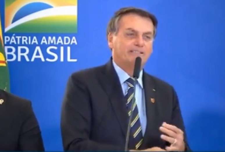 Bolsonaro com o broche do Flamengo (Reprodução/TV Brasil)