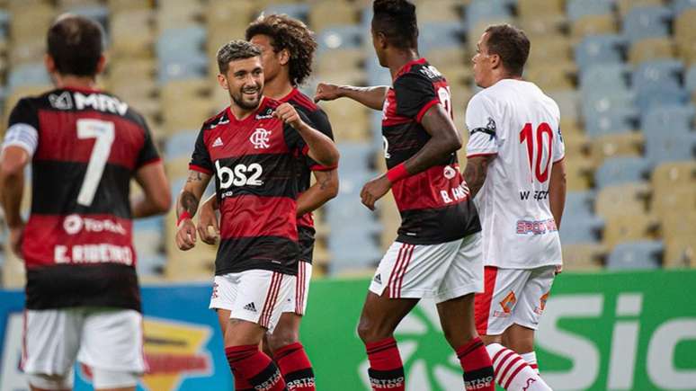 Arrasca comemora o primeiro gol do Flamengo após a volta do futebol no Rio de Janeiro (Foto: Alexandre Vidal/CRF)