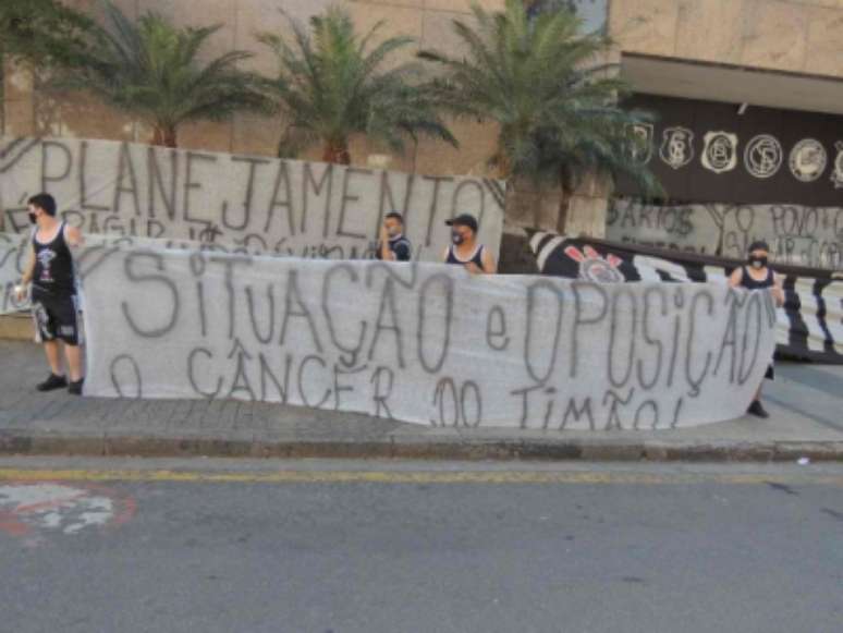 Gaviões protestou na sede do clube (Foto:Reprodução/Gaviões)