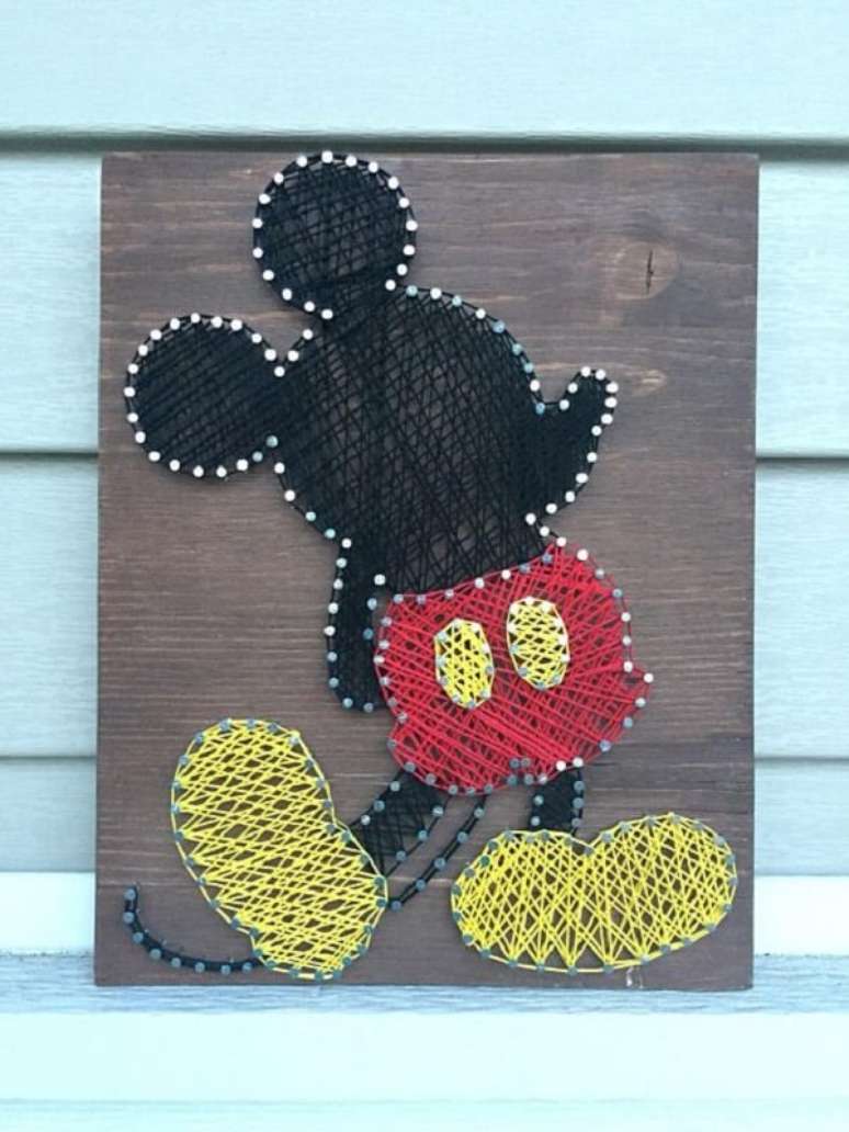 4. Decore o quarto infantil com quadro string art do Mickey. Fonte: Pinterest