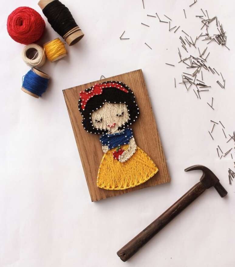 39. Decore o quarto infantil com um quadro string art da Branca de Neve. Fonte: Pinterest