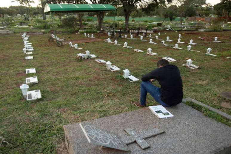 Brasil se aproxima da marca de 50 mil mortos por coronavírus