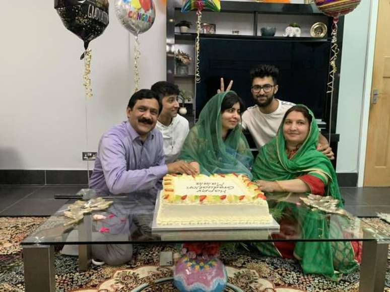 Malala comemora conclusão de curso universitário com a família