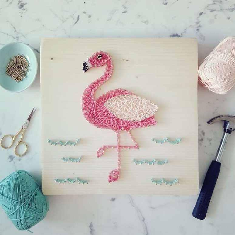 51. Flamingo delicado feito com string art. Fonte: Pinterest
