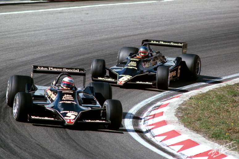 Os carros-asa de Mario Andretti e Ronnie Peterson.