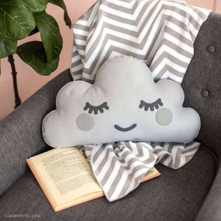 5. Faça almofadas confortáveis de nuvem de feltro para decorar seu quarto – Via: Pinterest
