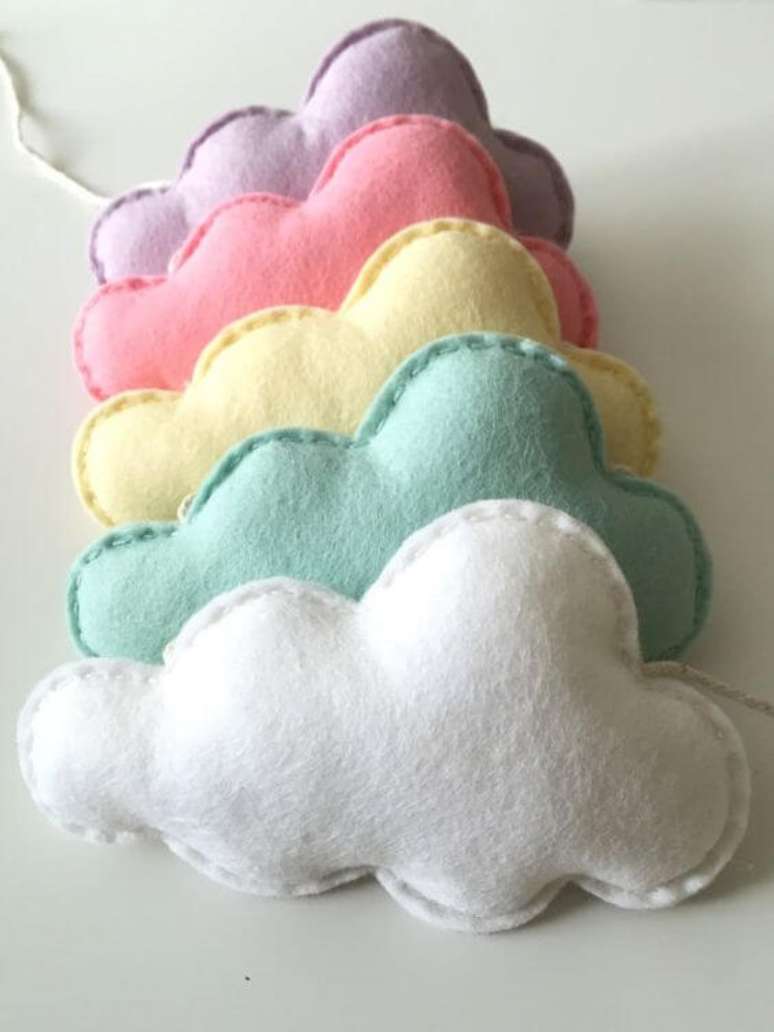 6. Siga o passo a passo de como fazer nuvem de feltro colorida – Via: Etsy