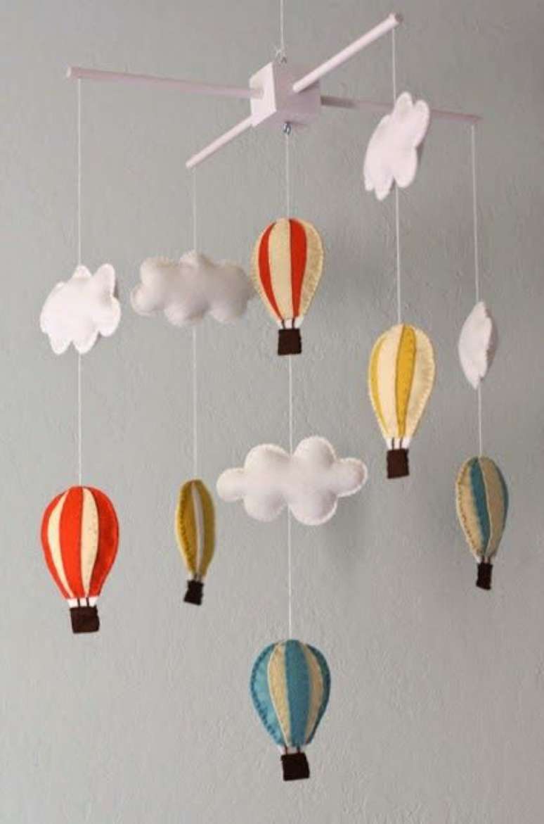 31. Mobile nuvem de feltro com balão – Via: Claudinea Antunes