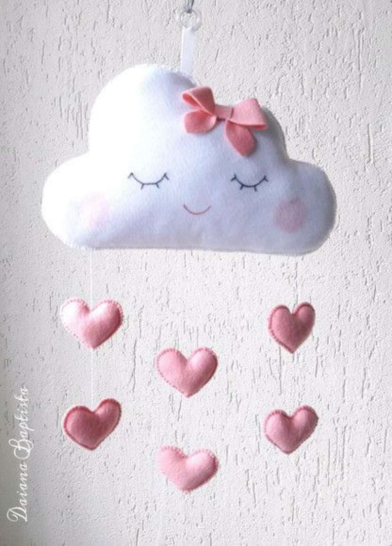 33. Mobile nuvem de feltro com corações cor de rosa – Via: Pinterest