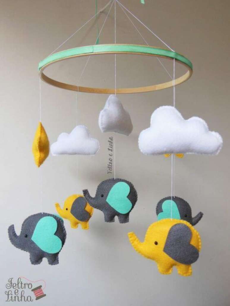34. Nuvem de feltro com elefantes no enfeite de quarto de bebê – Via: Pinterest
