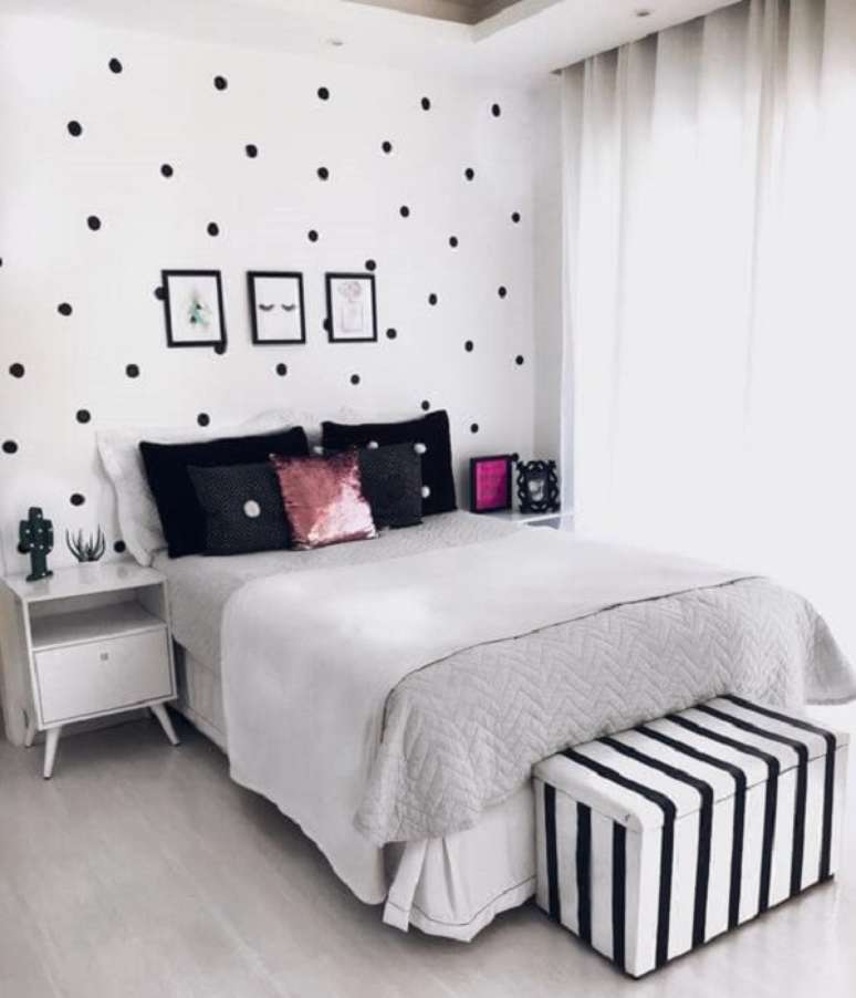 1. O criado mudo retrô branco se harmoniza com a decoração do quarto. Fonte: Pinterest