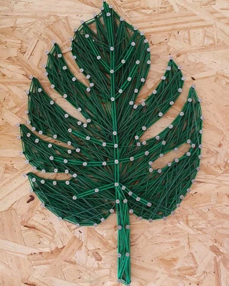 29. O verde vibrante da folha de costela de adão de string art chama a atenção na decoração. Fonte: Pinterest
