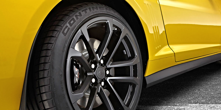 Carros esportivos usam pneus mais largos, portanto com mais sulcos na banda de rodagem.