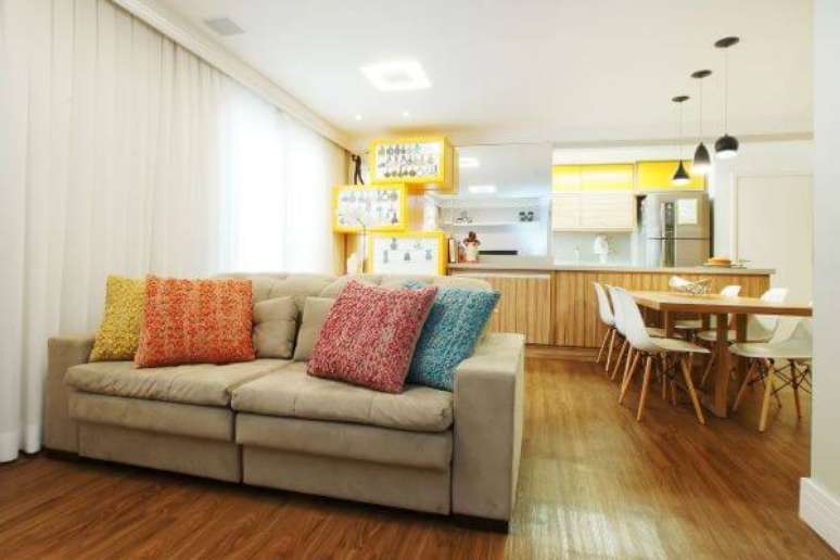2. Sofá 2 lugares retrátil na cor bege com almofadas coloridas – Via: Serra Vaz Arquitetura