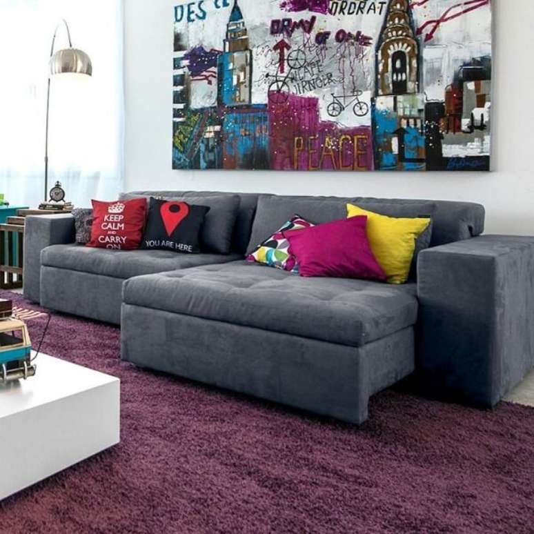 3. Sof&aacute;s retr&aacute;til suede cinza com almofadas coloridas &ndash; Via: Pinterest