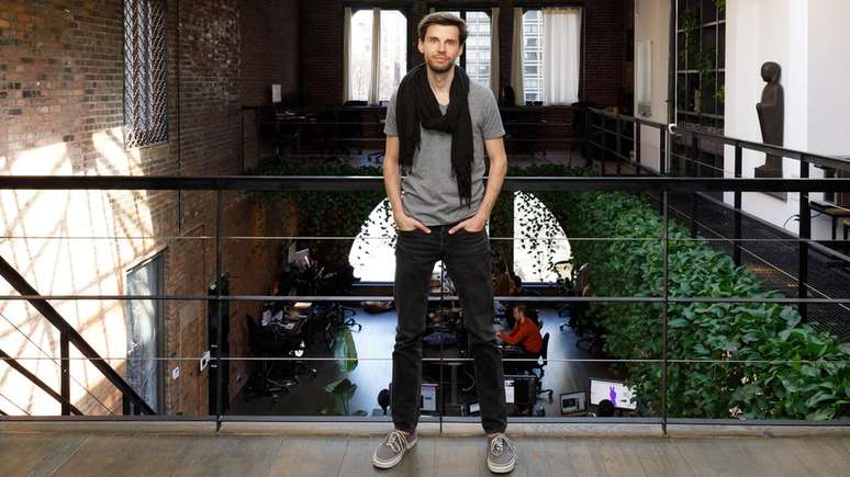 Justin McLeod quer que os usu&aacute;rios do Hinge tenham o mesmo final feliz que ele teve.