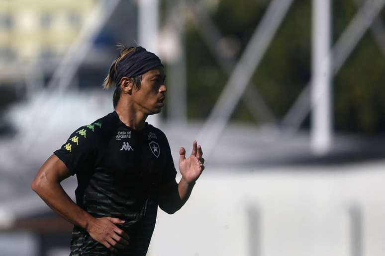 Keisuke Honda em ação no treino do Botafogo (Foto: Vítor Silva/Botafogo)