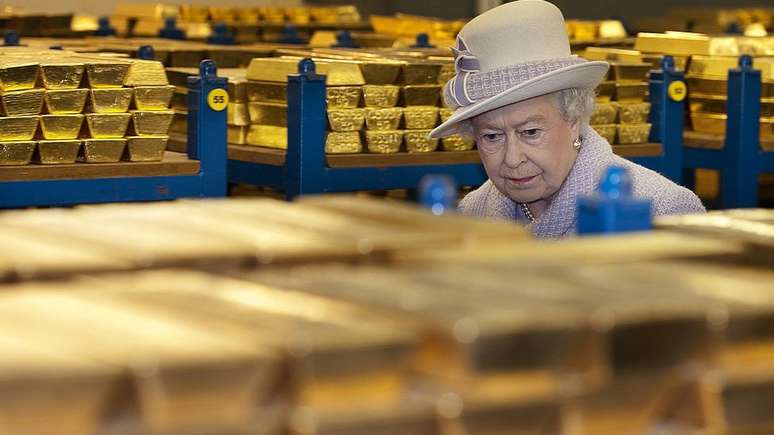 A rainha da Inglaterra em visita os cofres do banco em 2012